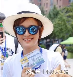 孫儷帶孩子去市集做義賣！兒子懷抱貓咪身形消瘦，女兒眉眼像爸爸