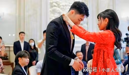 特步嫁女兒給「七匹狼」！花百萬元布置訂婚現場，豪門聯姻顯奢華