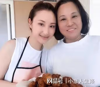 曾遭質疑是利智女兒，百億千金何超雲，被月薪4萬的男友求婚成功