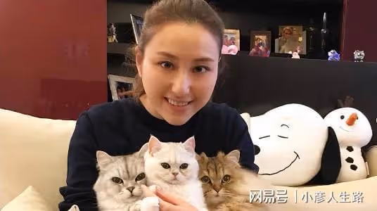 曾遭質疑是利智女兒，百億千金何超雲，被月薪4萬的男友求婚成功
