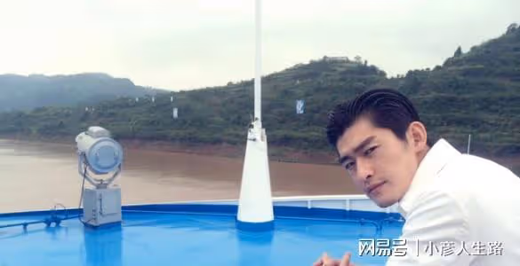 拖行交警致殘，演戲靠替身，摸女明星胸，張翰為何還不封殺？