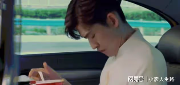 拖行交警致殘，演戲靠替身，摸女明星胸，張翰為何還不封殺？