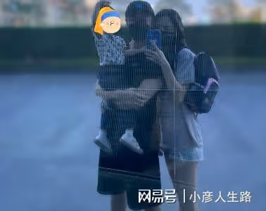 林峯陪妻女出遊,張馨月高調曬一家三口,緊貼老公秀足恩愛
