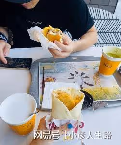 林峯陪妻女出遊,張馨月高調曬一家三口,緊貼老公秀足恩愛
