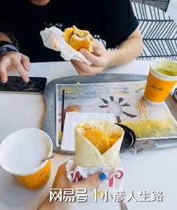 林峯陪妻女出遊,張馨月高調曬一家三口,緊貼老公秀足恩愛