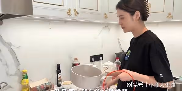 林峯陪妻女出遊,張馨月高調曬一家三口,緊貼老公秀足恩愛