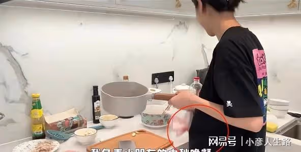 林峯陪妻女出遊,張馨月高調曬一家三口,緊貼老公秀足恩愛