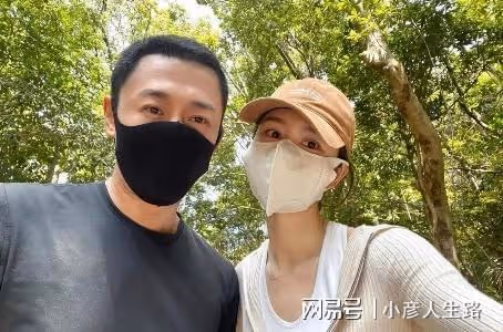 林峯陪妻女出遊,張馨月高調曬一家三口,緊貼老公秀足恩愛