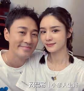 林峯陪妻女出遊,張馨月高調曬一家三口,緊貼老公秀足恩愛