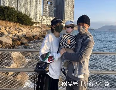 林峯陪妻女出遊,張馨月高調曬一家三口,緊貼老公秀足恩愛