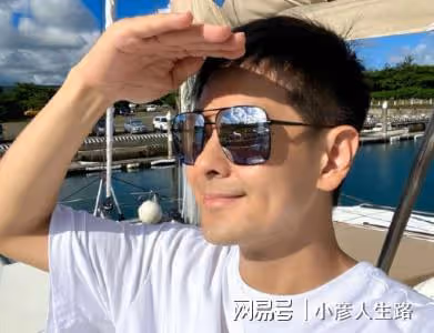 林志穎車禍後順利出院,其母親與友人在豪宅前合照,看似心情不錯