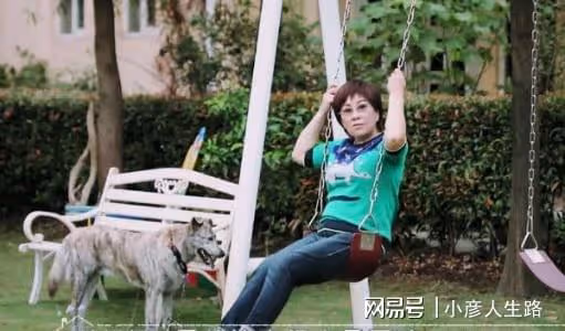 林志穎車禍後順利出院,其母親與友人在豪宅前合照,看似心情不錯