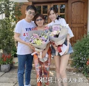 林志穎車禍後順利出院,其母親與友人在豪宅前合照,看似心情不錯