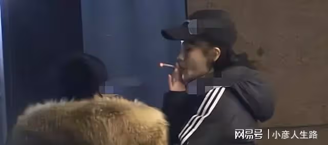 Baby抽菸被偷拍,網友扒出昔日王源抽菸視頻,兩者評論區截然不同