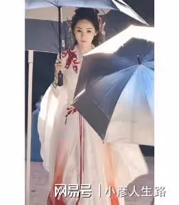 《狐妖小紅娘月紅篇》路透流出,楊冪撐傘出境,白衣造型太美