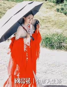 《狐妖小紅娘月紅篇》路透流出,楊冪撐傘出境,白衣造型太美