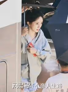 《狐妖小紅娘月紅篇》路透流出,楊冪撐傘出境,白衣造型太美