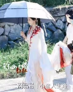 《狐妖小紅娘月紅篇》路透流出,楊冪撐傘出境,白衣造型太美