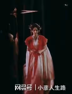 《狐妖小紅娘月紅篇》路透流出,楊冪撐傘出境,白衣造型太美