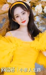 《狐妖小紅娘月紅篇》路透流出,楊冪撐傘出境,白衣造型太美