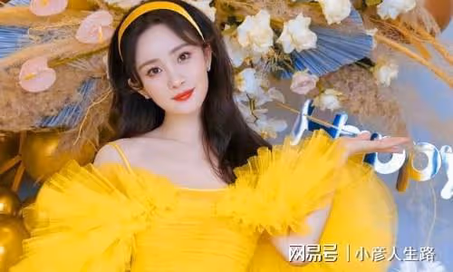 《狐妖小紅娘月紅篇》路透流出,楊冪撐傘出境,白衣造型太美