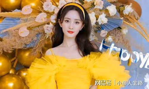 《狐妖小紅娘月紅篇》路透流出,楊冪撐傘出境,白衣造型太美