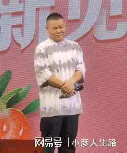 德雲社岳雲鵬帶孟鶴堂打羽毛球,與圍觀者打招呼,一點架子都沒有