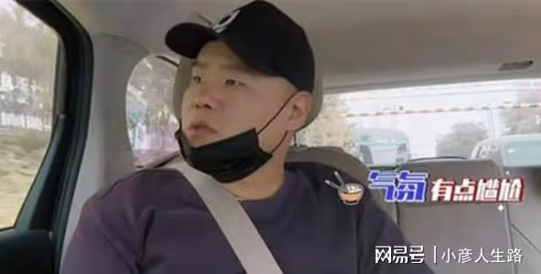 德雲社岳雲鵬帶孟鶴堂打羽毛球,與圍觀者打招呼,一點架子都沒有