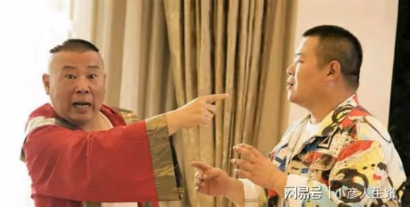 德雲社岳雲鵬帶孟鶴堂打羽毛球,與圍觀者打招呼,一點架子都沒有