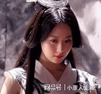 演員白冰：與模特丁一閃婚，離婚後獨自帶娃，如今36歲仍單身