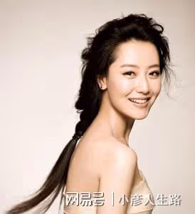 演員白冰:與模特丁一閃婚,離婚後獨自帶娃,如今36歲仍單身