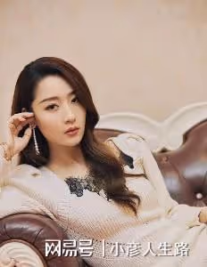 演員白冰:與模特丁一閃婚,離婚後獨自帶娃,如今36歲仍單身