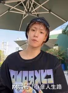 岳明輝被爆料一晚上約會三位女生,其中一位疑似是竇唯的女兒!