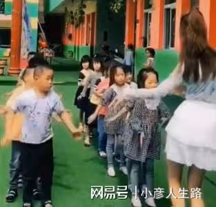 大衣哥新兒媳疑放棄當幼師,稱上最後一天課,婚後職業引發猜測