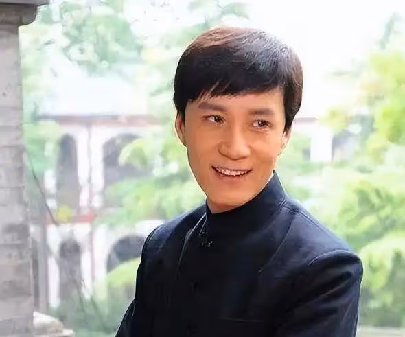 人藝院長馮遠征嫁給了比第二段婚姻大8歲的梁丹妮，她喜歡他的妻子已經29年了