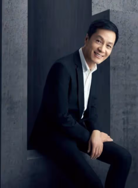 人藝院長馮遠征嫁給了比第二段婚姻大8歲的梁丹妮，她喜歡他的妻子已經29年了