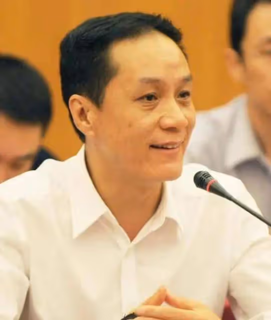 人藝院長馮遠征嫁給了比第二段婚姻大8歲的梁丹妮,她喜歡他的妻子已經29年了