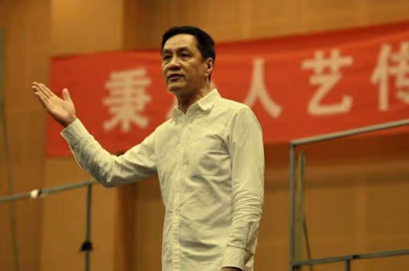 人藝院長馮遠征嫁給了比第二段婚姻大8歲的梁丹妮,她喜歡他的妻子已經29年了
