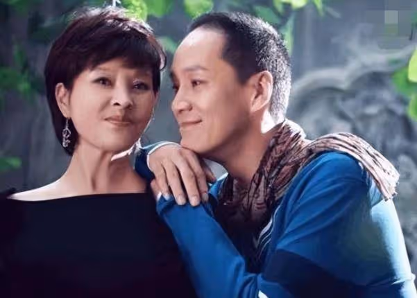 人藝院長馮遠征嫁給了比第二段婚姻大8歲的梁丹妮,她喜歡他的妻子已經29年了