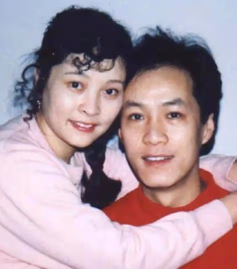 人藝院長馮遠征嫁給了比第二段婚姻大8歲的梁丹妮,她喜歡他的妻子已經29年了