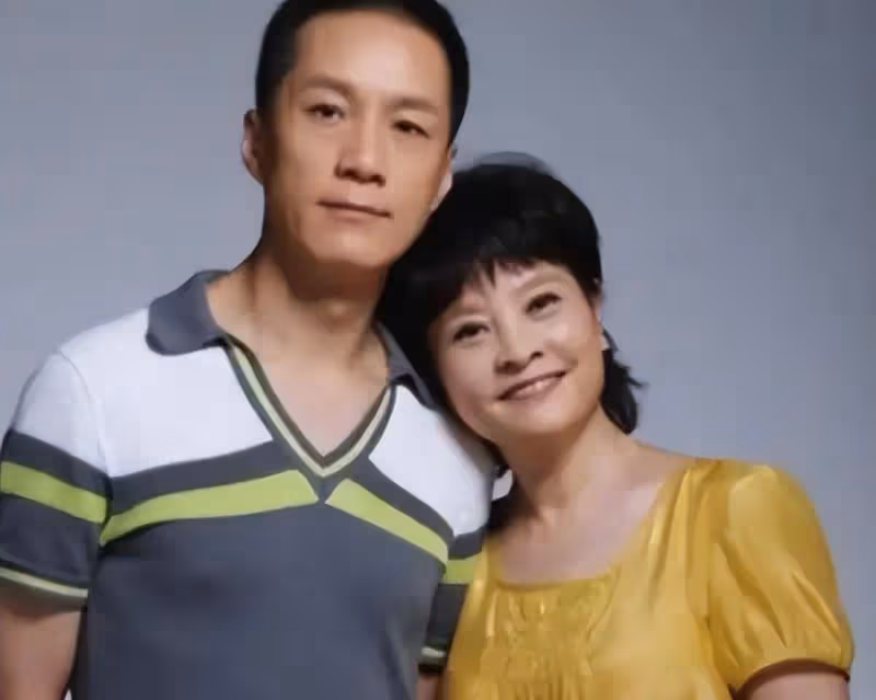 人藝院長馮遠征嫁給了比第二段婚姻大8歲的梁丹妮,她喜歡他的妻子已經29年了