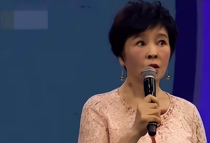 人藝院長馮遠征嫁給了比第二段婚姻大8歲的梁丹妮,她喜歡他的妻子已經29年了