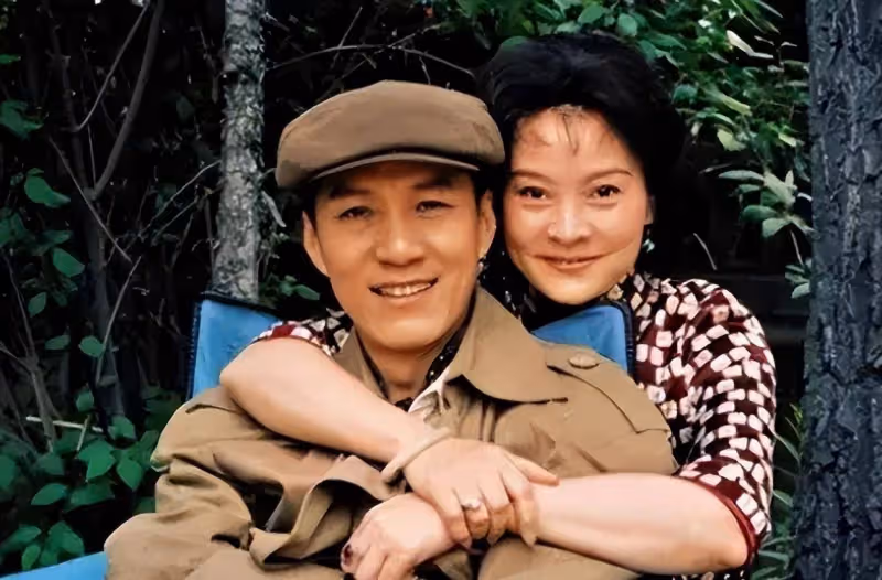 人藝院長馮遠征嫁給了比第二段婚姻大8歲的梁丹妮,她喜歡他的妻子已經29年了