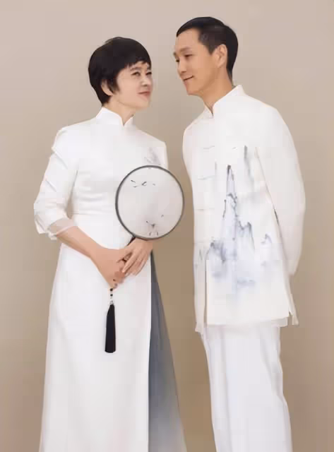 人藝院長馮遠征嫁給了比第二段婚姻大8歲的梁丹妮,她喜歡他的妻子已經29年了