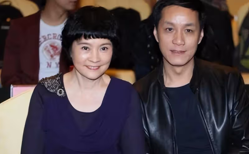 人藝院長馮遠征嫁給了比第二段婚姻大8歲的梁丹妮,她喜歡他的妻子已經29年了