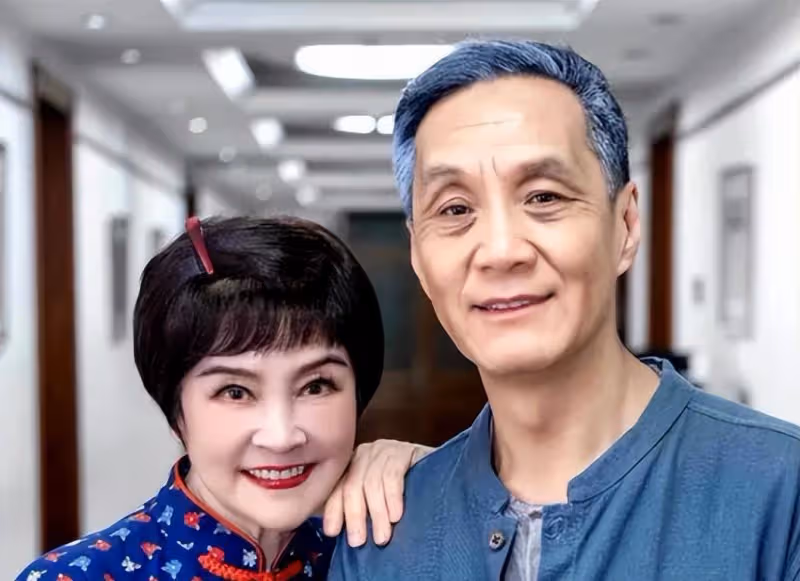 人藝院長馮遠征嫁給了比第二段婚姻大8歲的梁丹妮,她喜歡他的妻子已經29年了