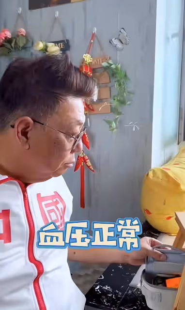 68歲港星落戶大連!50多塊的國貨穿搭簡單,新家不大裝修接地氣