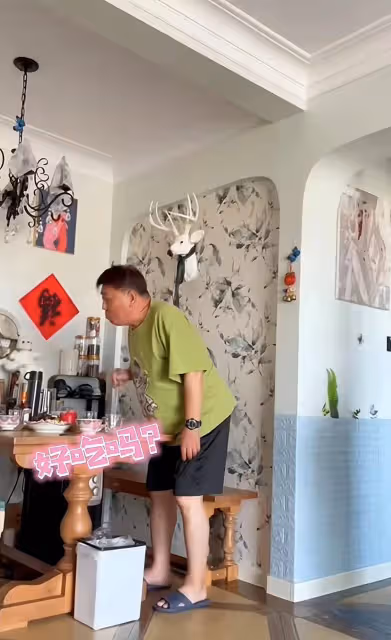 68歲港星落戶大連!50多塊的國貨穿搭簡單,新家不大裝修接地氣