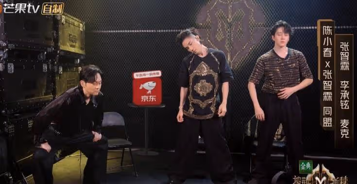 陳小春彌補了自己的過失，「美男」策略非常成功，張智霖垂下腰身，非常的低下