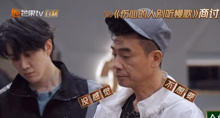 陳小春彌補了自己的過失，「美男」策略非常成功，張智霖垂下腰身，非常的低下